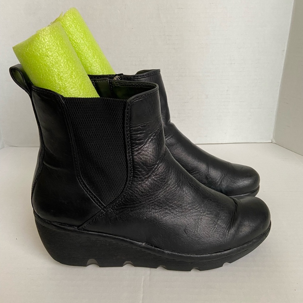 Clarks Chelsea Boots Womens Booties Black Leather Ankle Y2K Wedge Sz 12M Casual